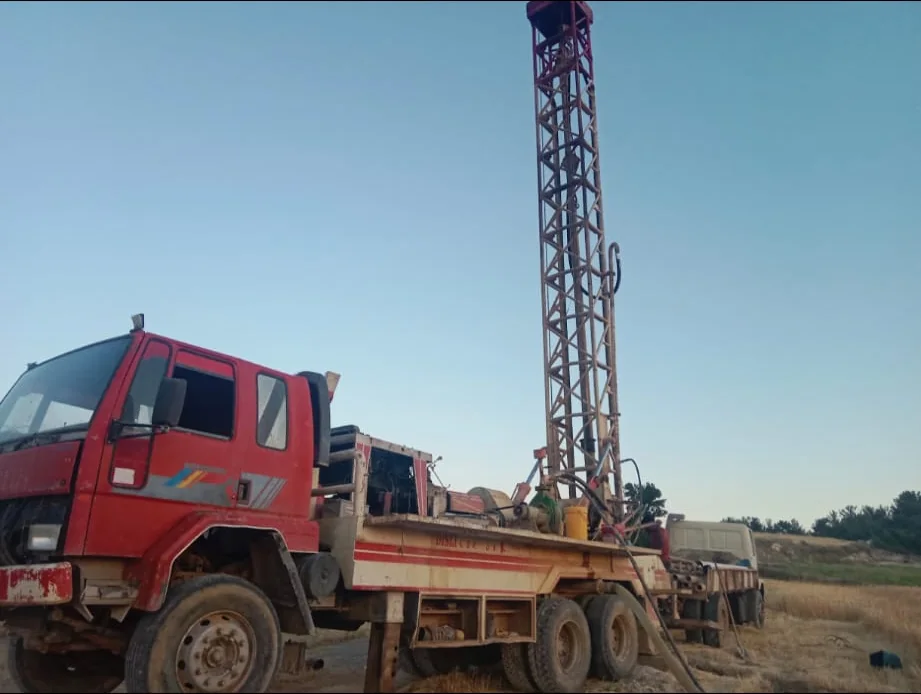 Saha üzerinde dik konumlandırılmış sondaj kulesi
