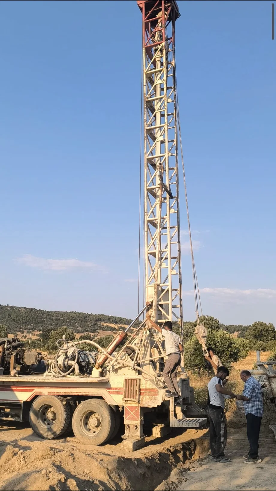 Sondaj kulesi ve sahada çalışan ekip