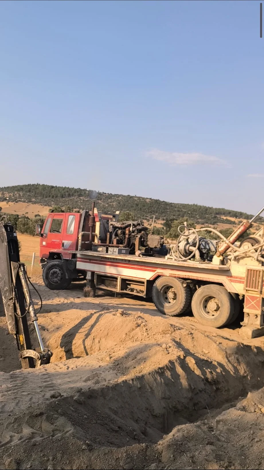 Kazı alanı yanında kırmızı sondaj kamyonu