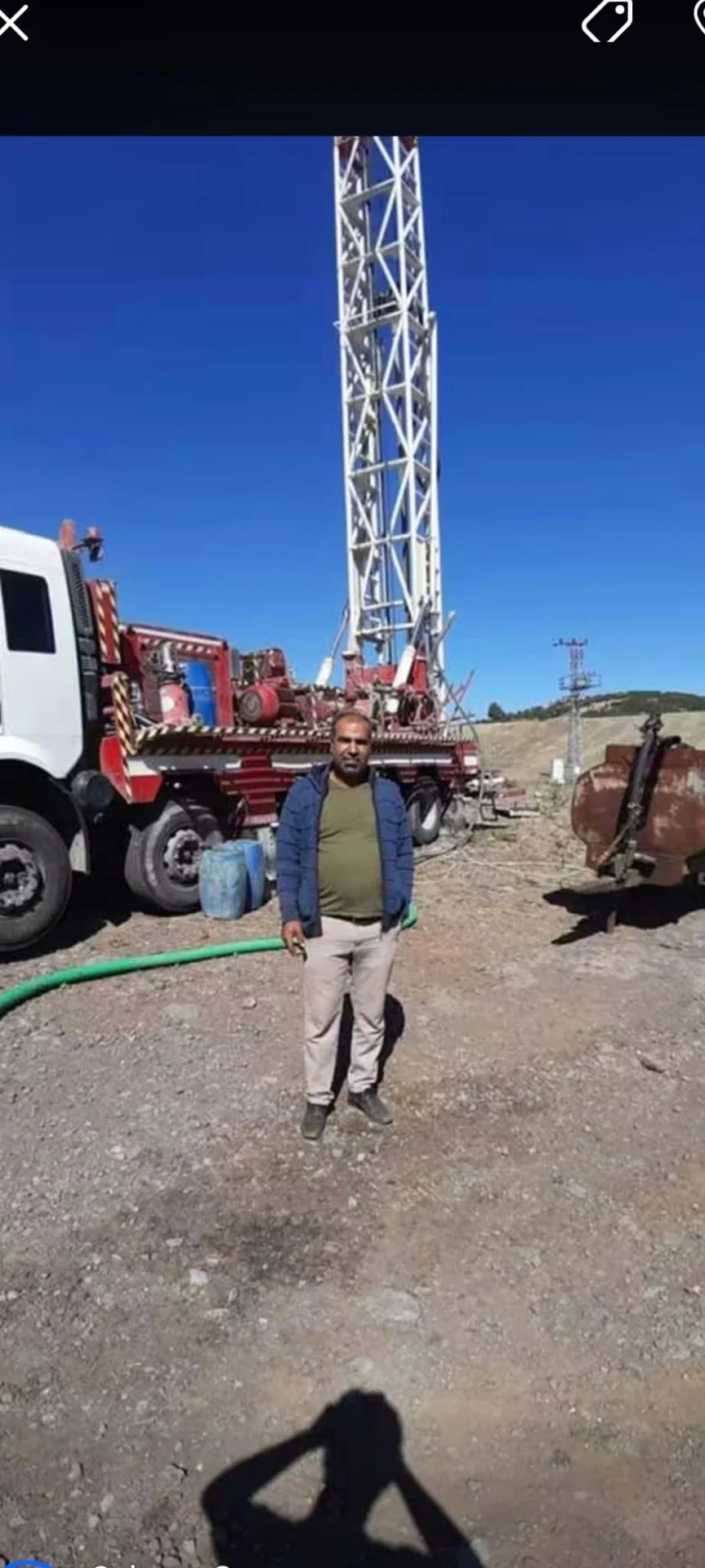 Sondaj kulesi önünde saha görevlisi